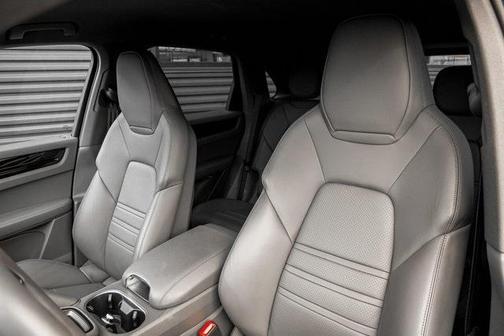 2022 Porsche Cayenne Base (Tiptronic)