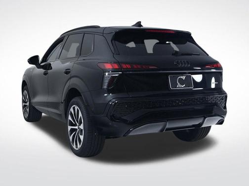Mythos Black Metallic 2026 Audi Q3 S line