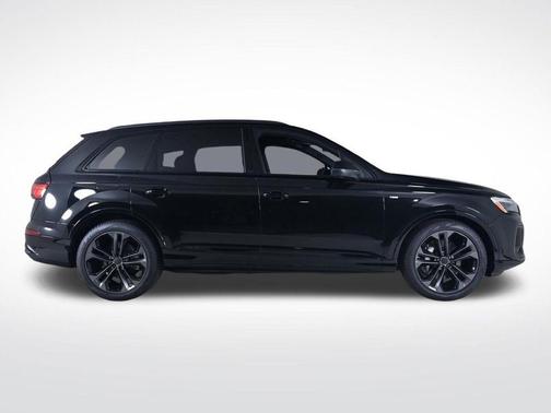 Mythos Black Metallic 2026 Audi Q7 PLUS