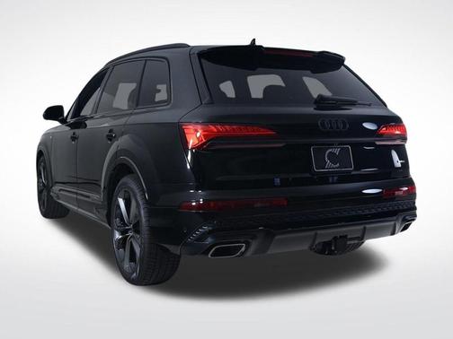 Mythos Black Metallic 2026 Audi Q7 PLUS