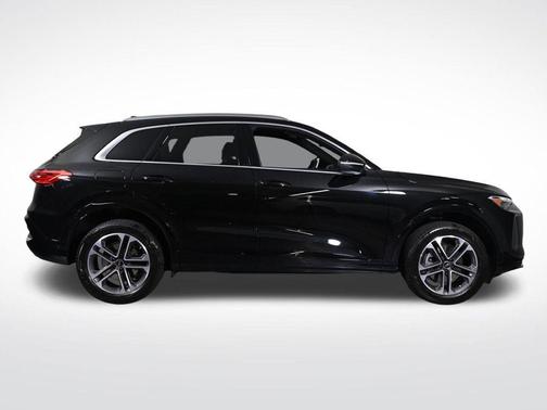 Mythos Black Metallic 2025 Audi Q5 2.0T quattro Premium