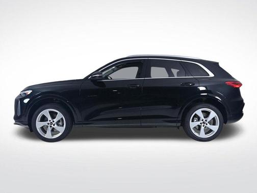 Mythos Black Metallic 2026 Audi Q5 PLUS
