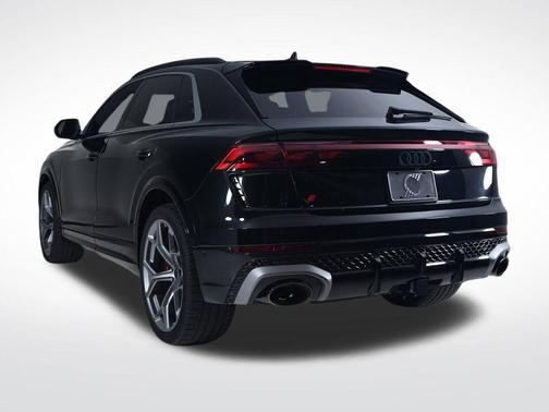 Mythos Black Metallic 2026 Audi RS Q8 performance