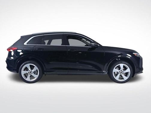 Mythos Black Metallic 2026 Audi Q5 PLUS