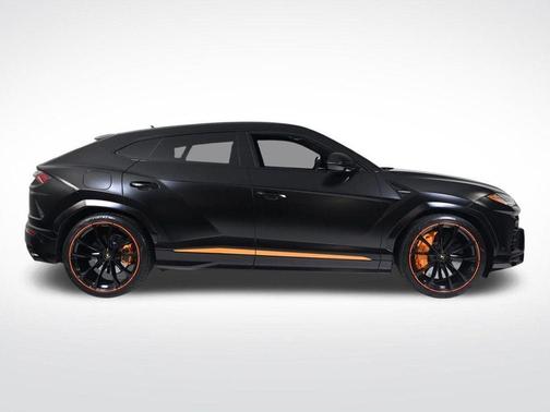 2022 Lamborghini Urus Base