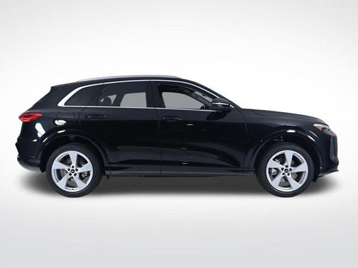 Mythos Black Metallic 2026 Audi Q5 PLUS