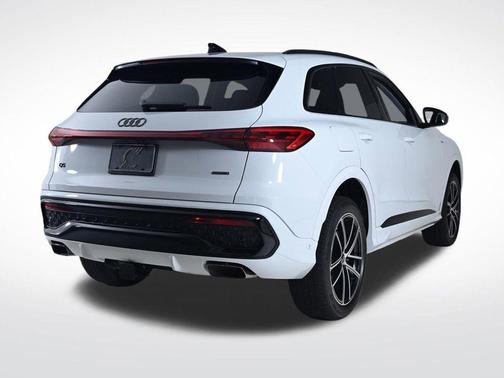 Glacier White Metallic 2026 Audi Q5 PLUS