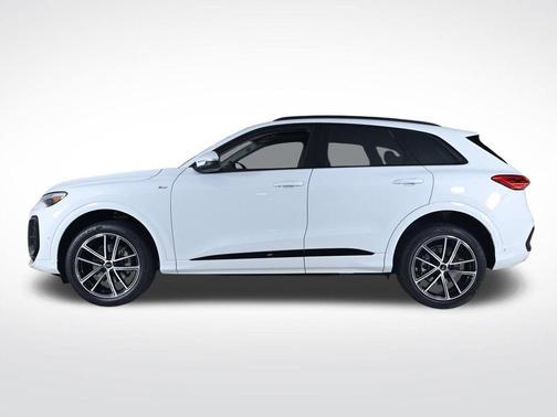 Glacier White Metallic 2026 Audi Q5 PLUS