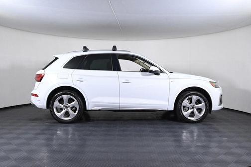 Glacier White Metallic 2022 Audi Q7 55 Premium Plus