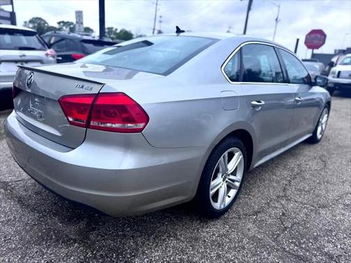2013 Volkswagen Passat 2.0 TDI SE w/ Sunroof