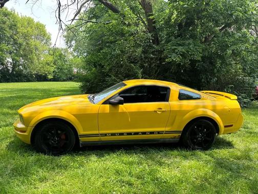 2005 Ford Mustang Deluxe