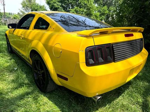 2005 Ford Mustang Deluxe