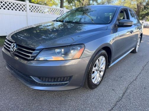 2013 Volkswagen Passat 2.5L Wolfsburg Edition