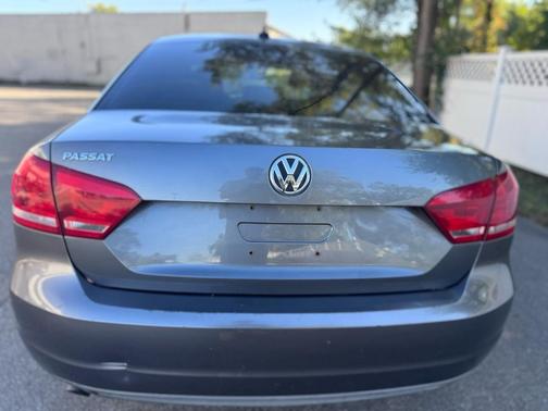 2013 Volkswagen Passat 2.5L Wolfsburg Edition