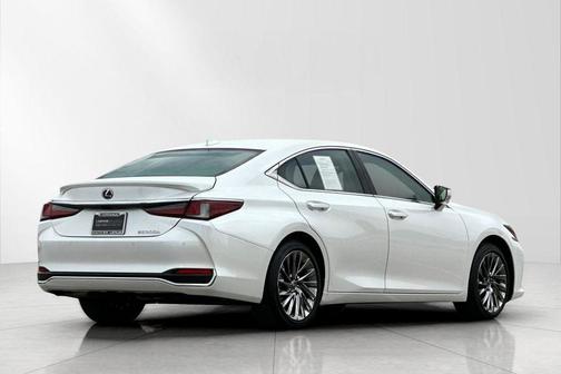 2025 Lexus ES 300h Luxury