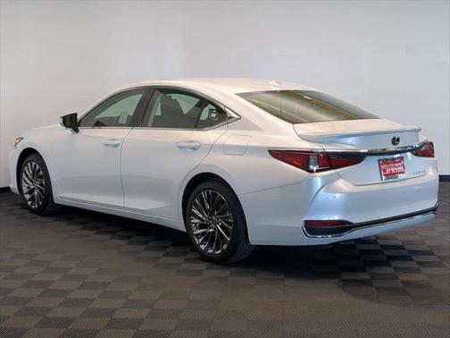 2025 Lexus ES 300h Luxury