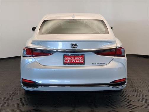 2025 Lexus ES 300h Luxury