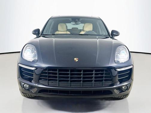 Jet Black Metallic 2017 Porsche Macan Macan