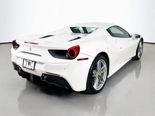 Bianco Avus 2018 Ferrari 488 Spider Base