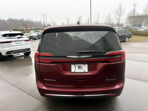 2022 Chrysler Pacifica Hybrid Touring L