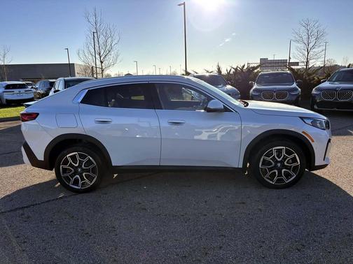 Mineral White Metallic 2025 BMW X2 xDrive28i