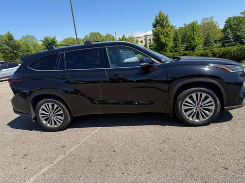 Midnight Black Metallic 2024 Toyota Highlander Platinum