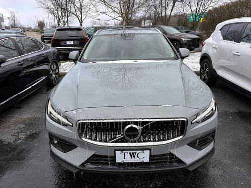 2025 Volvo V60 Cross Country Plus, B5 AWD Gas (mild hybrid)