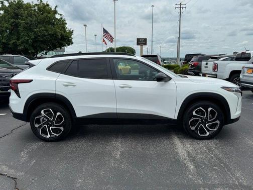 Summit White 2025 Chevrolet Trax FWD 2RS