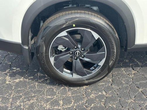 Everest White Pearl Tricoat 2026 Nissan Rogue SV