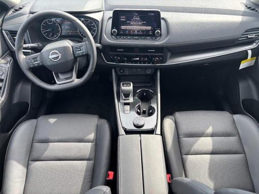 Everest White Pearl Tricoat 2026 Nissan Rogue SV