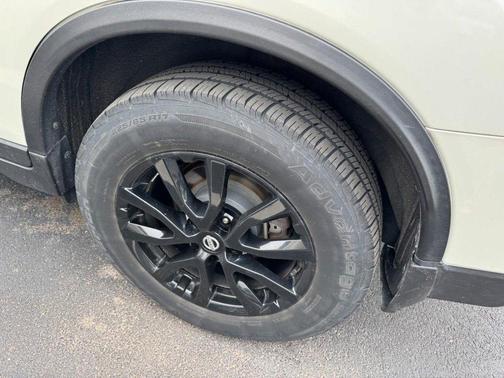 Pearl White 2018 Nissan Rogue SV