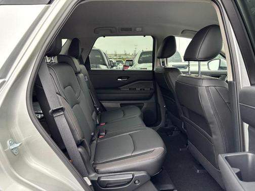 2025 Nissan Pathfinder SL 4WD