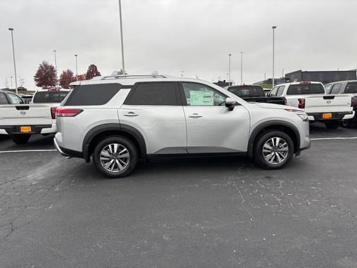 2025 Nissan Pathfinder SL 4WD