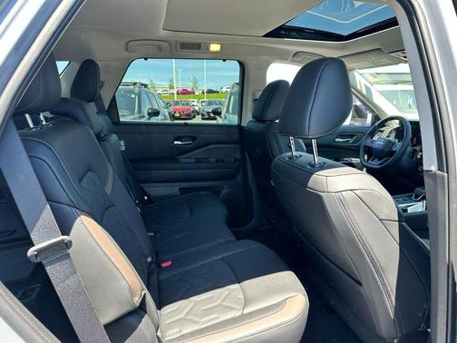 Boulder Gray/Super Black 2026 Nissan Pathfinder Platinum