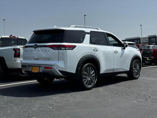 2025 Nissan Pathfinder SL