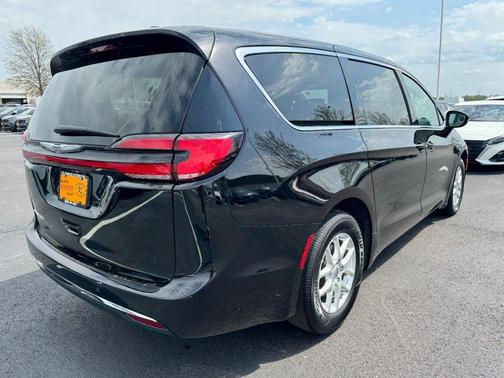 Diamond Black Crystal Pearlcoat 2025 Chrysler Pacifica L