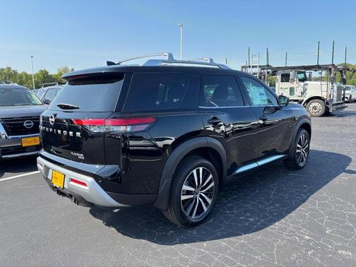 2025 Nissan Pathfinder Platinum