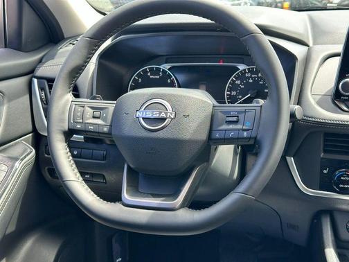 Everest White Pearl Tricoat 2026 Nissan Rogue SV