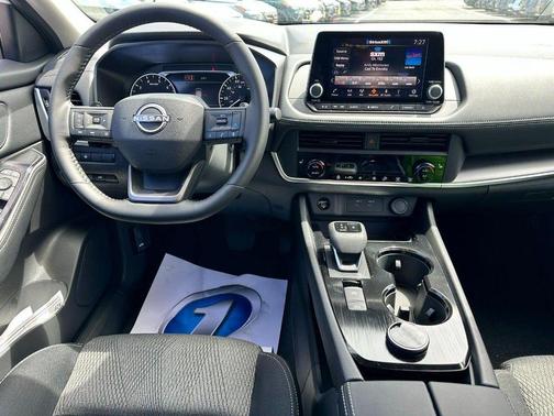Everest White Pearl Tricoat 2026 Nissan Rogue SV
