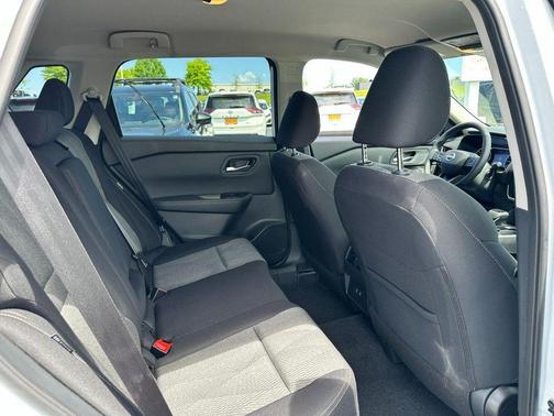 Everest White Pearl Tricoat 2026 Nissan Rogue SV