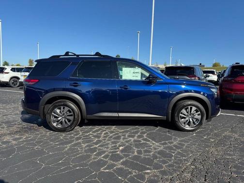 2025 Nissan Pathfinder SV