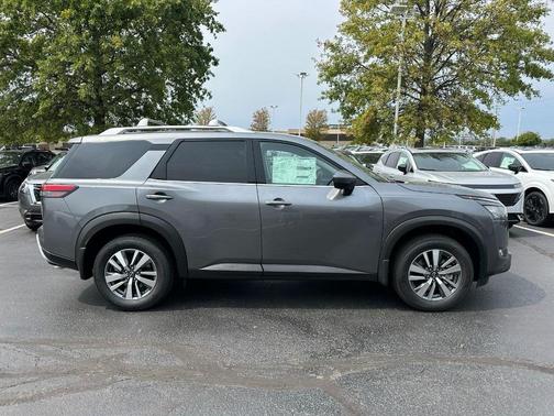 2025 Nissan Pathfinder SL