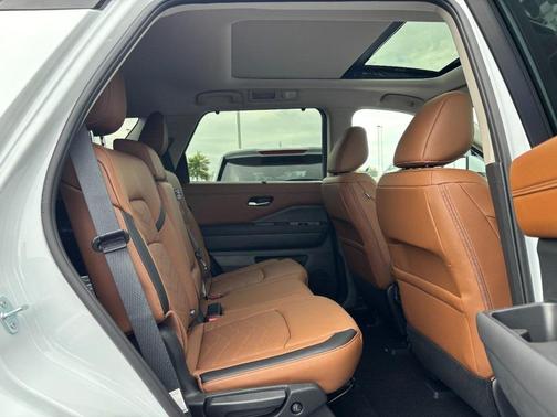 2025 Nissan Pathfinder Platinum 4WD