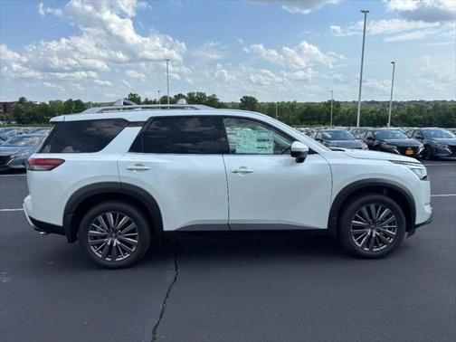 2025 Nissan Pathfinder SL