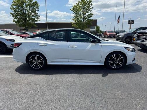 Aspen White Tricoat/Super Black 2023 Nissan Sentra SR