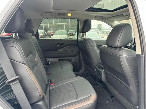 2025 Nissan Pathfinder Platinum 4WD