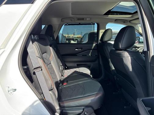 2025 Nissan Pathfinder Platinum 4WD
