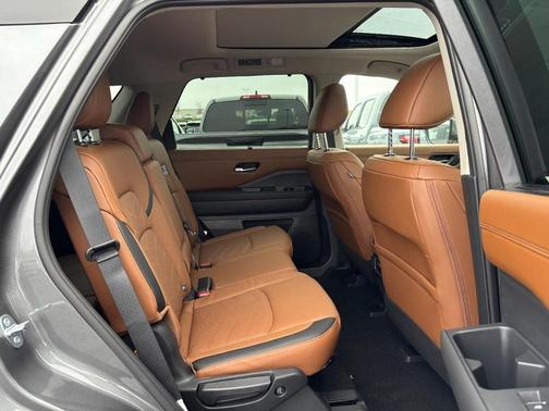 2025 Nissan Pathfinder Platinum 4WD