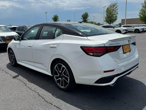 Aspen White Tricoat/Super Black 2025 Nissan Sentra SR