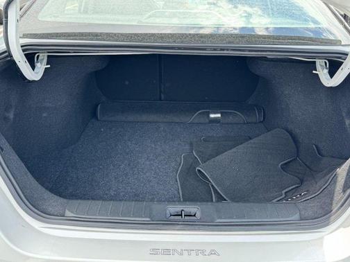 Aspen White Tricoat/Super Black 2025 Nissan Sentra SR